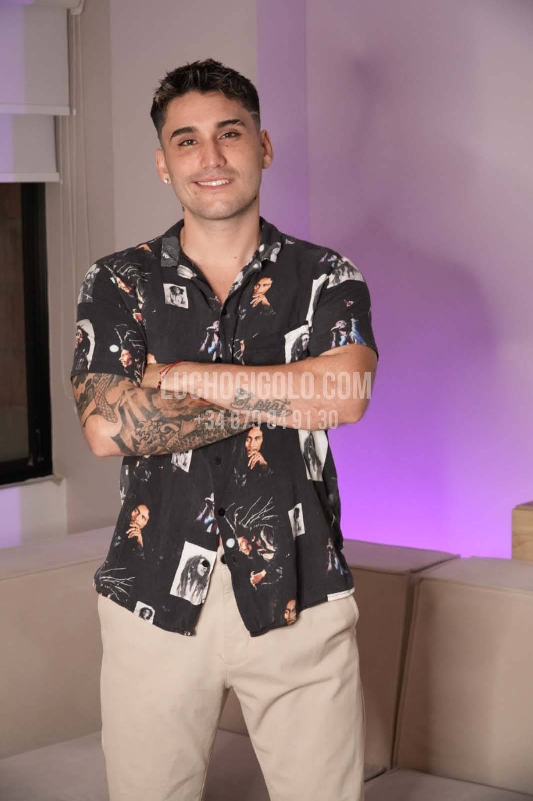 Gigoló premium sonriente en interior elegante para mujeres y parejas