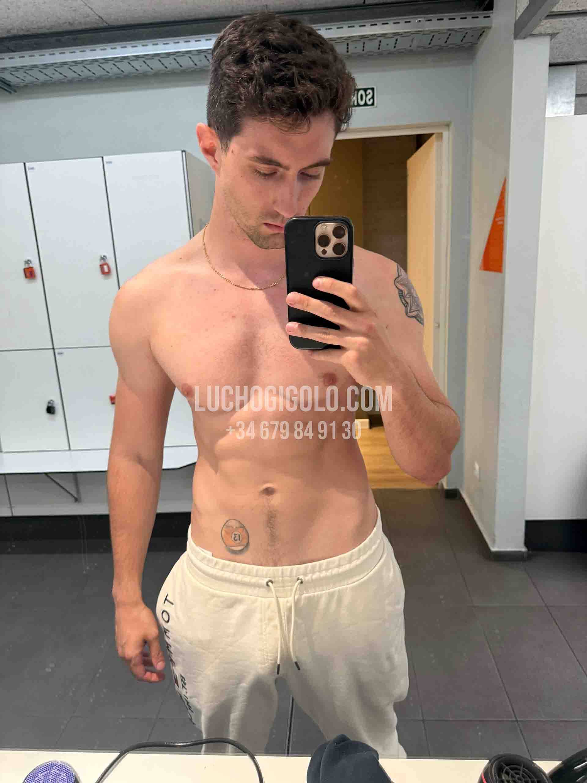 Escort masculino en selfie de vestuario para perfil privado de gigoló premium