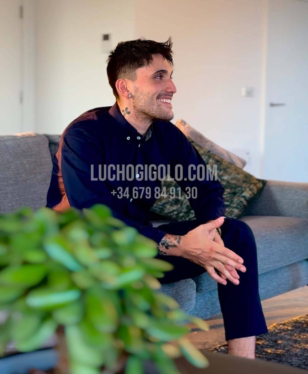 Acompañante masculino en salón privado para encuentros discretos y trato cercano