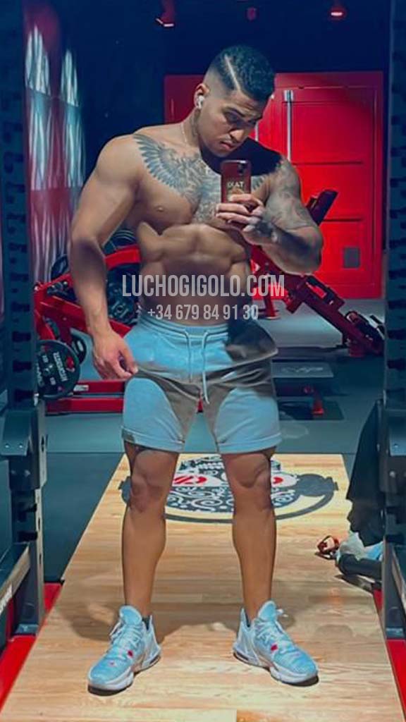 Leo especialista en fantasías a medida y cuckolding para parejas